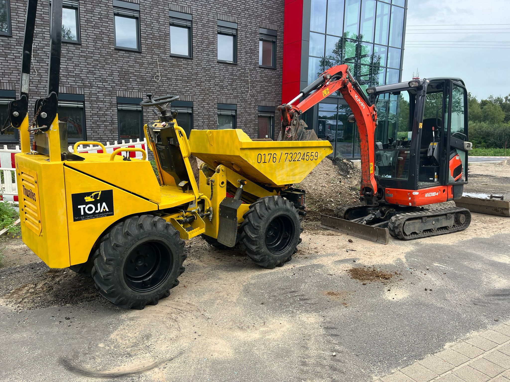 TOJA Bau Dumper und Kubota Minibagger – Baumaschinen zur Vermietung