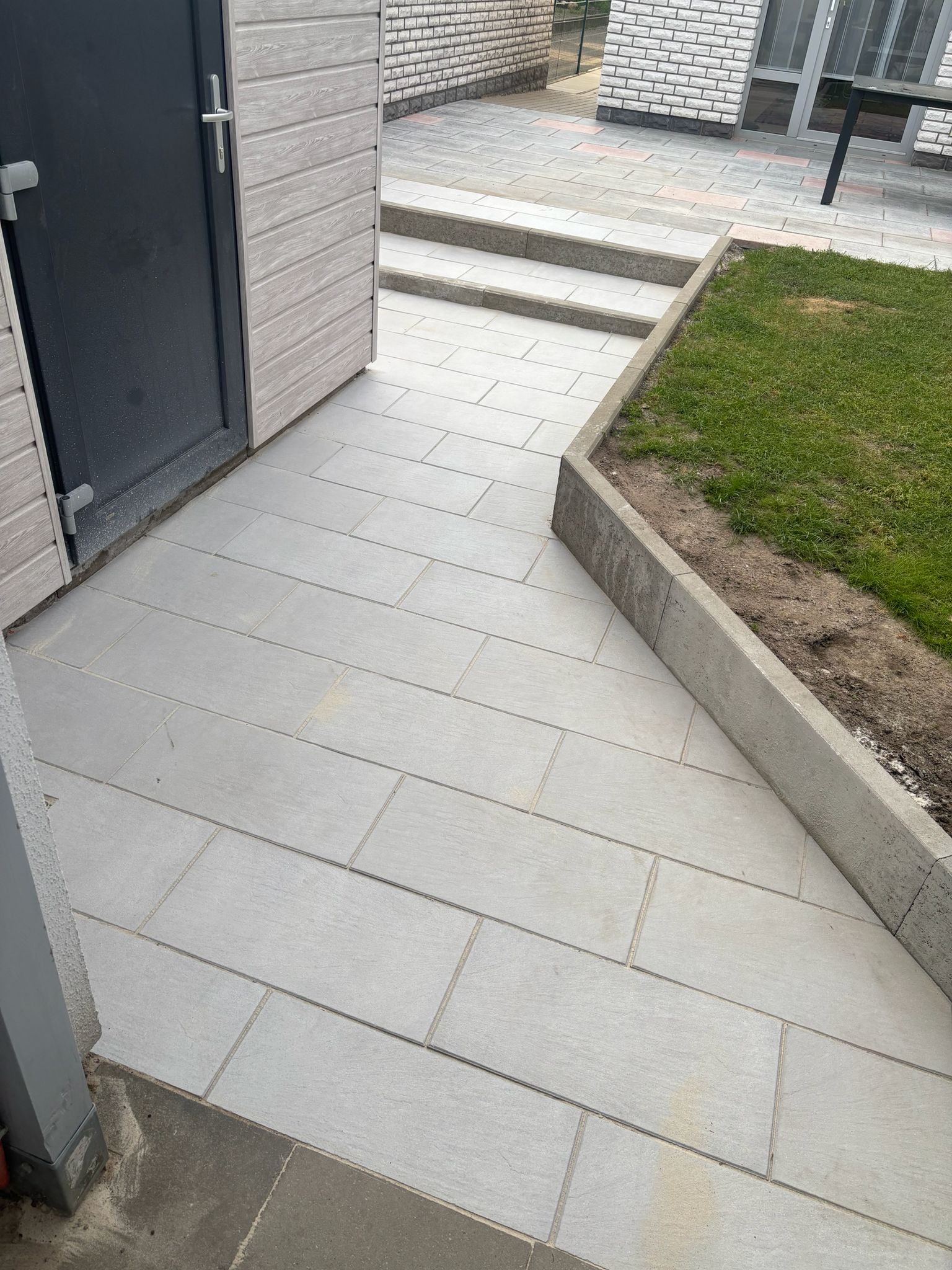 Fertig gepflasterter Hofbereich mit Treppenstufen