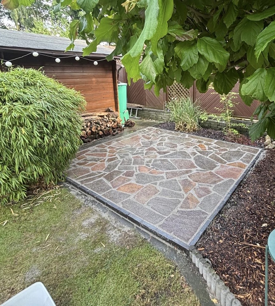 Fertig verlegte und verfugte Natursteinterrasse im Garten – Endergebnis