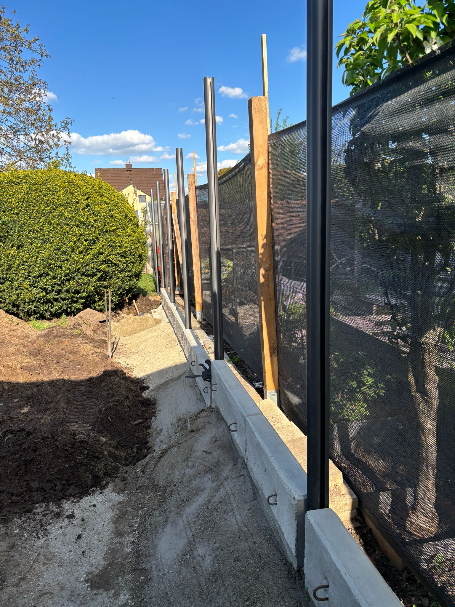 Fundament und Stahlpfosten für eine Zaunanlage